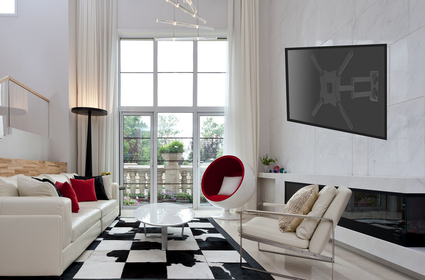 Salon moderne avec canapé en cuir blanc, tapis à damier et fauteuil œuf rouge.