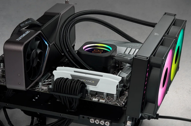 Une configuration PC avec carte graphique, refroidisseur CPU, RAM et ventilateurs.