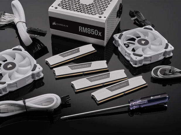 Composants PC blancs: alimentation, barrettes RAM, ventilateurs, câbles et tournevis sur fond noir.