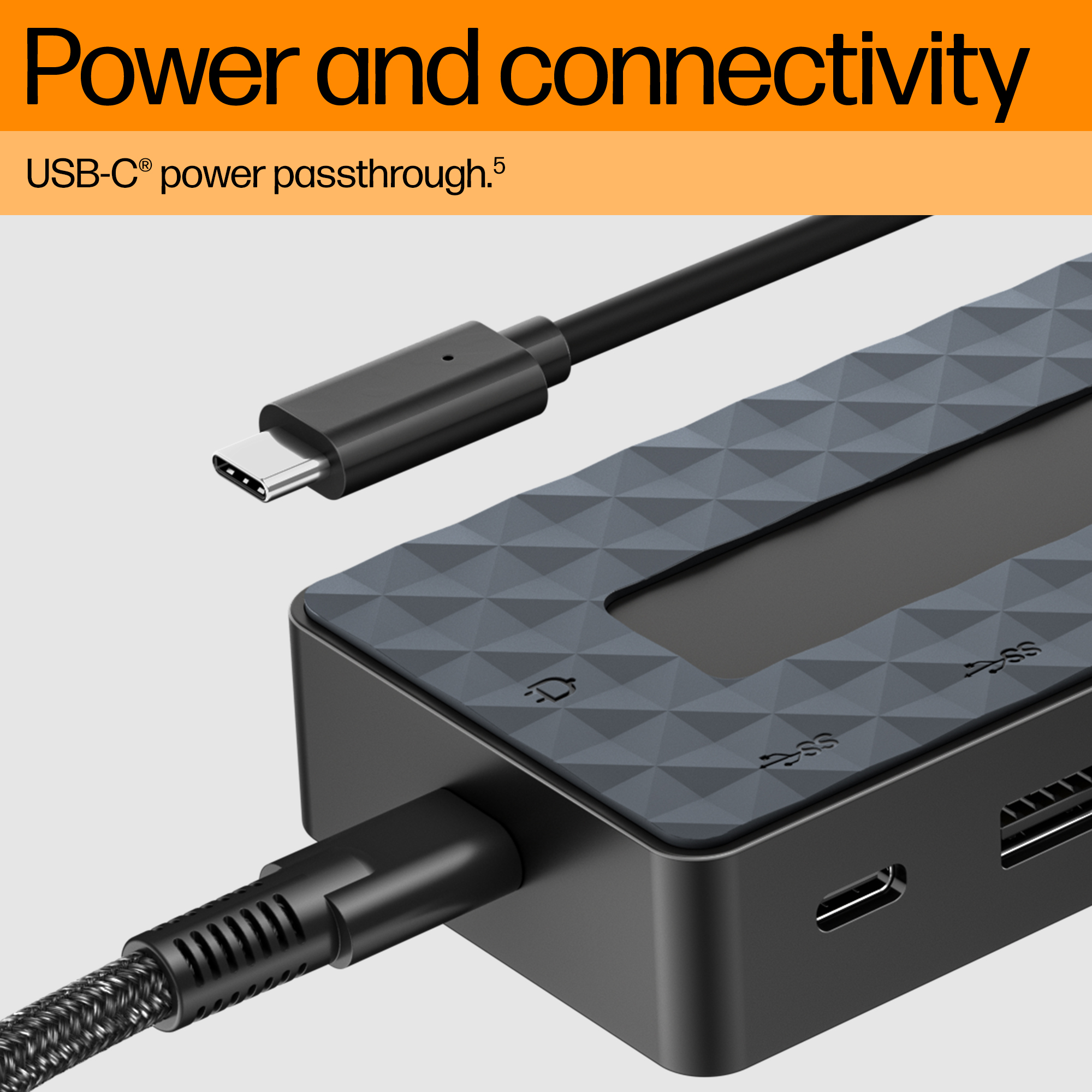 Un cavo USB-C nero è collegato a un adattatore grigio.