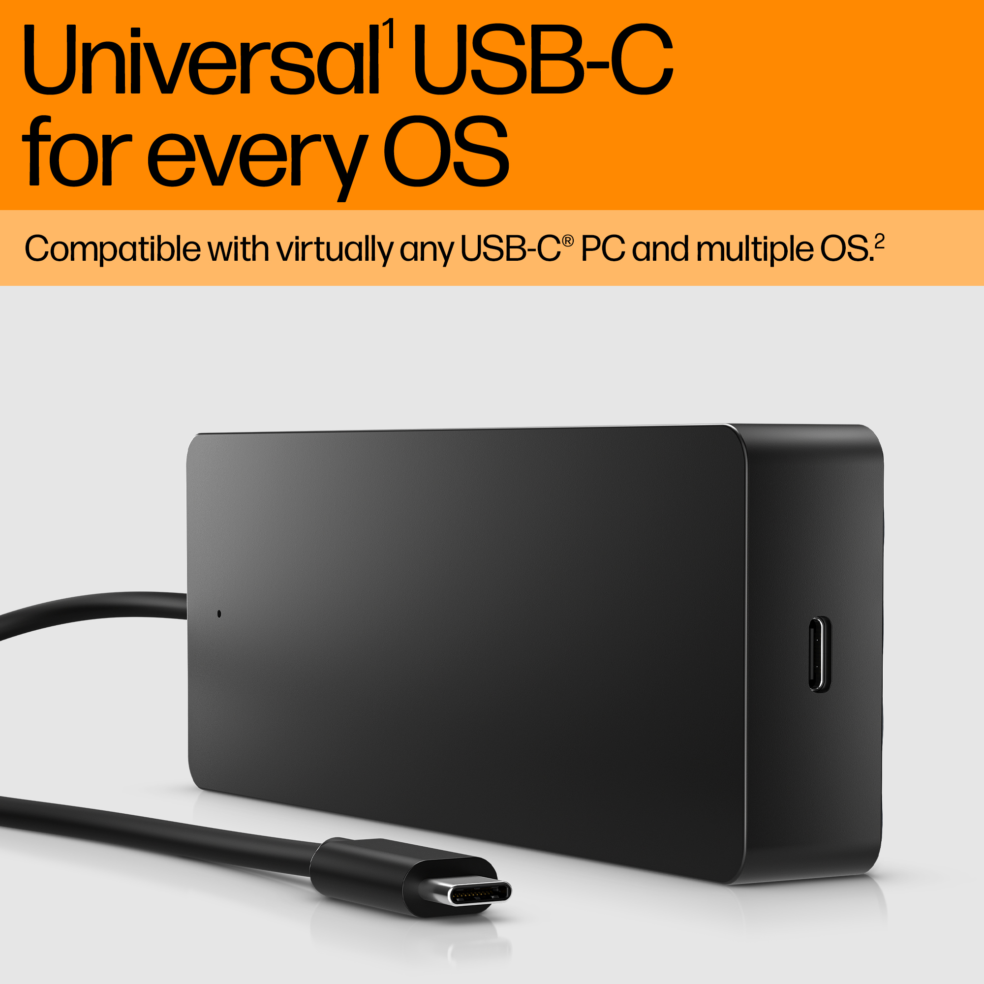 Un alimentatore USB-C nero con un cavo che esce dal lato sinistro.
