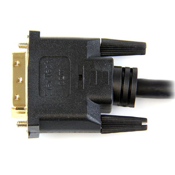 Primer plano de un cable DVI negro con pines y tornillos dorados, sobre fondo blanco.