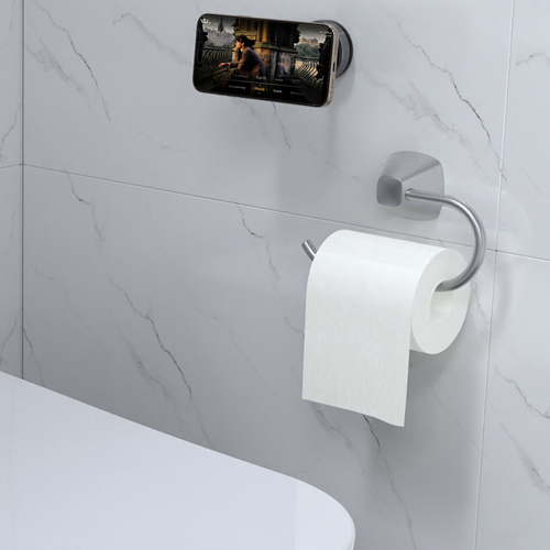 Uno smartphone riproduce un video, fissato a una parete sopra un porta rotolo di carta igienica.