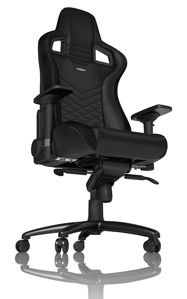 Una sedia da gaming nera con braccioli imbottiti e schienale alto. Poggia su una base a stella con ruote.
