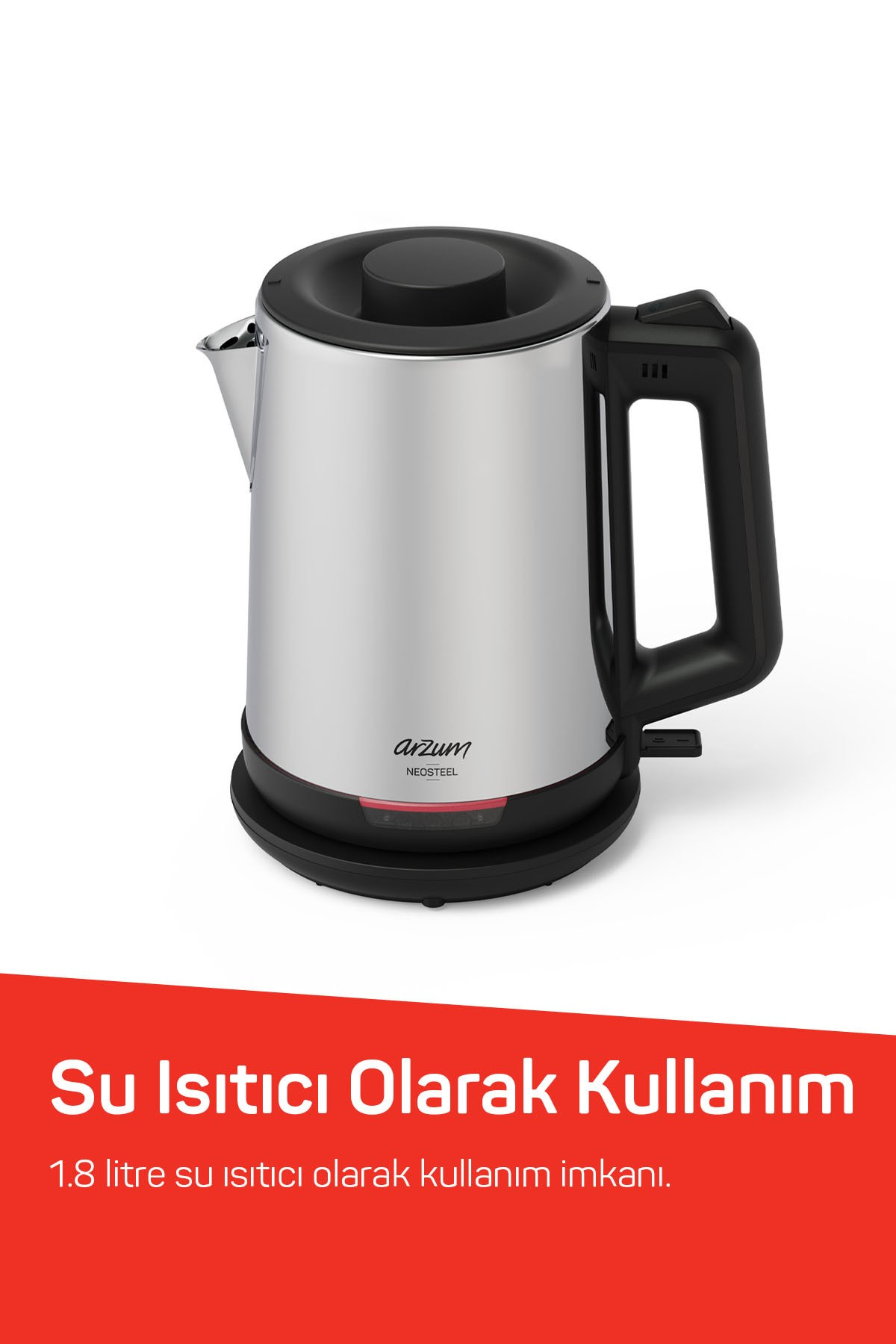 Siyah kapaklı ve saplı gümüş renkli su ısıtıcısı, siyah taban üzerinde.