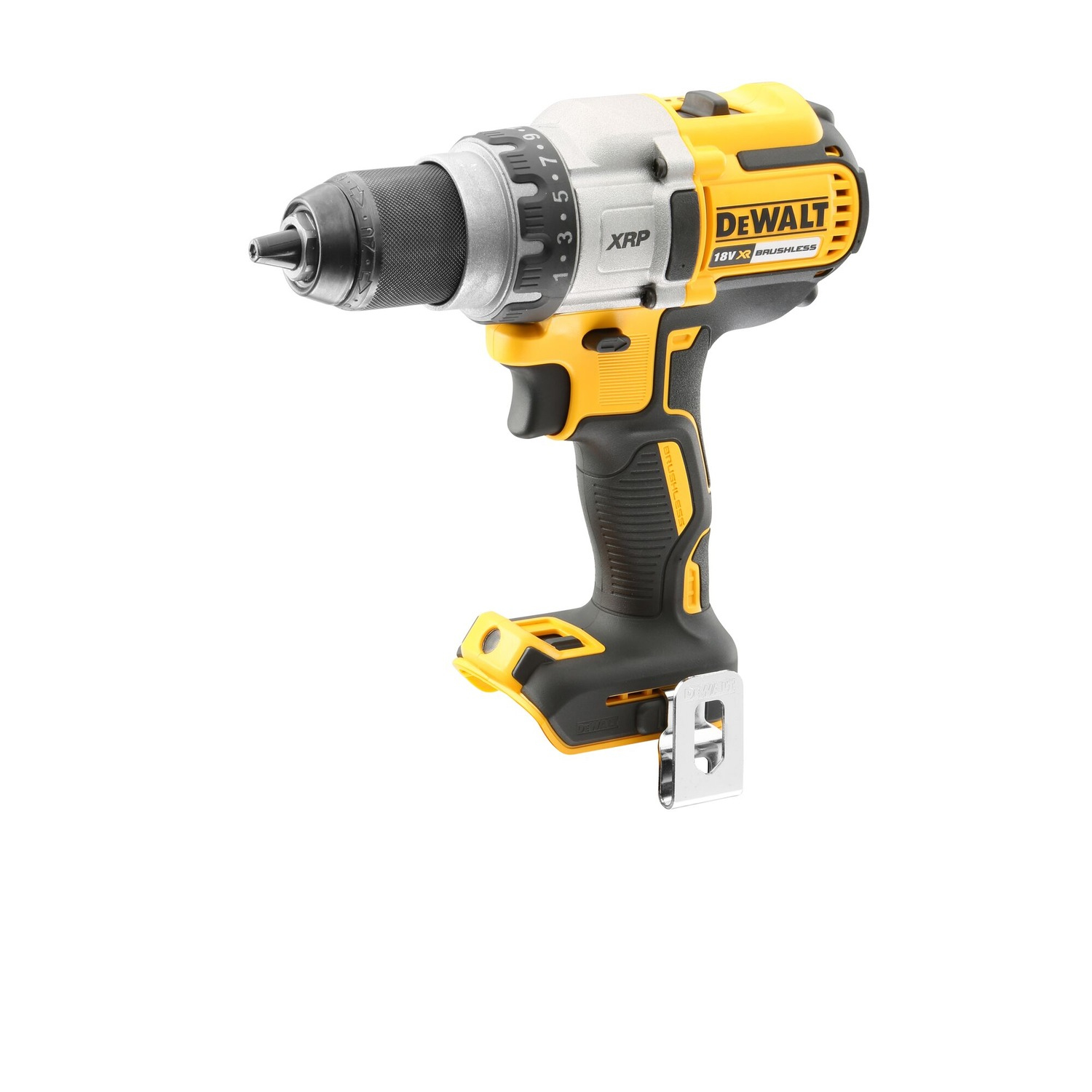 Een gele en zwarte Dewalt boormachine met metalen boorkop, op witte achtergrond.