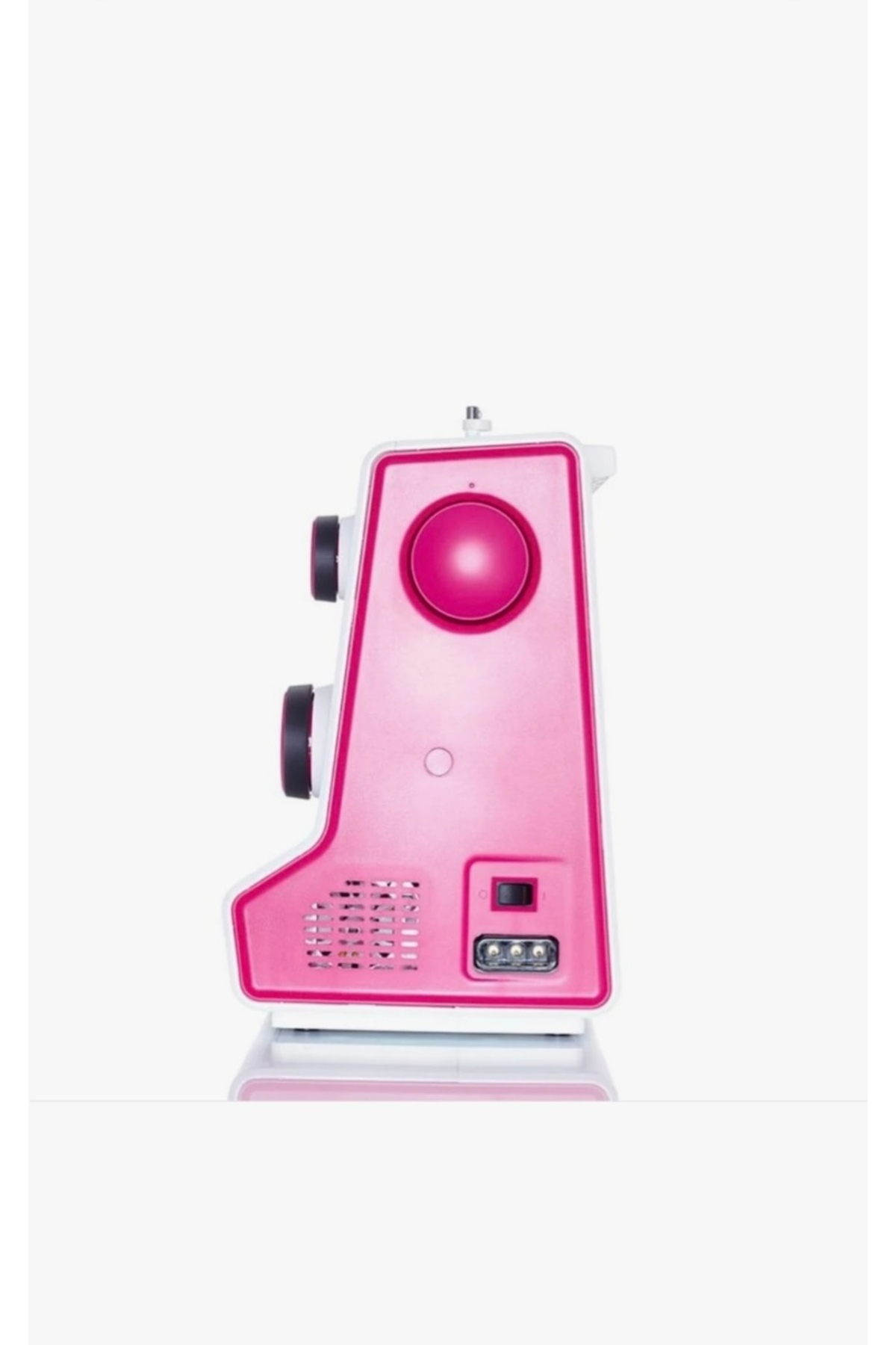Beyaz kasalı pembe dikiş makinesi, yan görünüm.