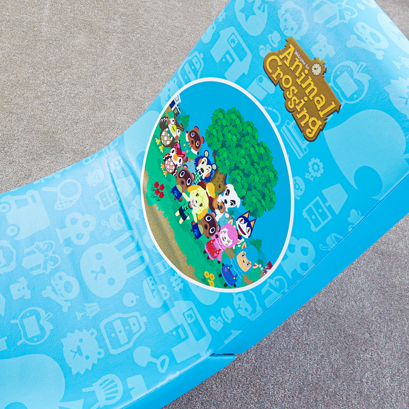 Animal Crossing: Karakters op een groen veld onder een boom.