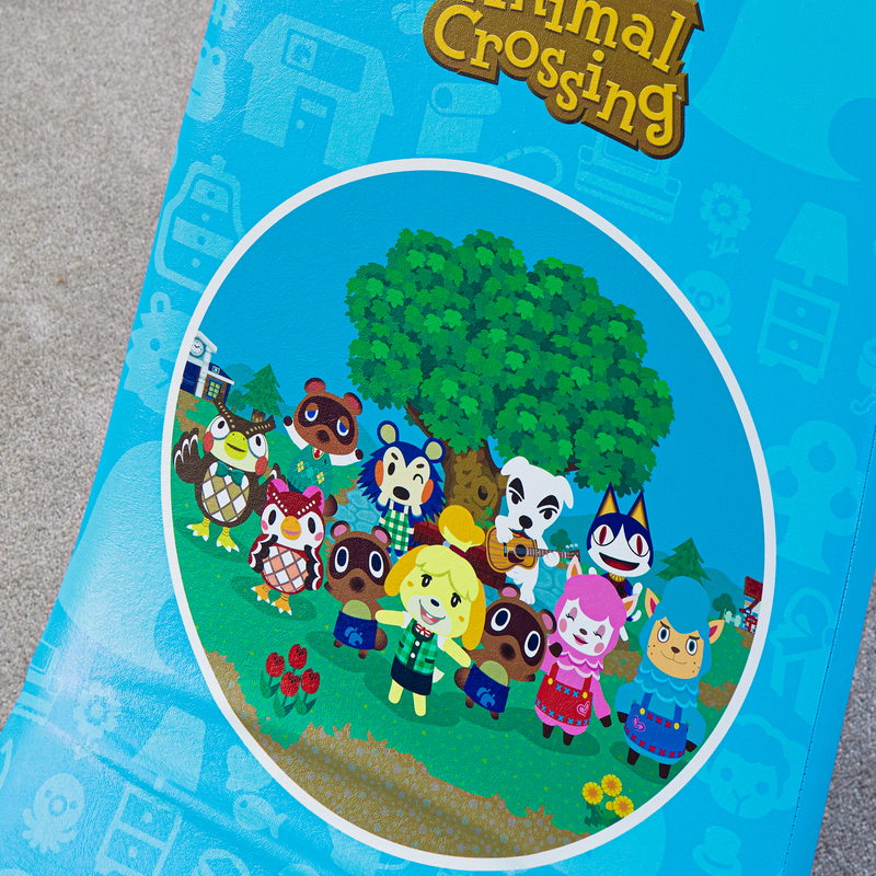 Animal Crossing-personages verzamelen zich onder een boom. Tom Nook, Isabelle, KK Slider & meer.