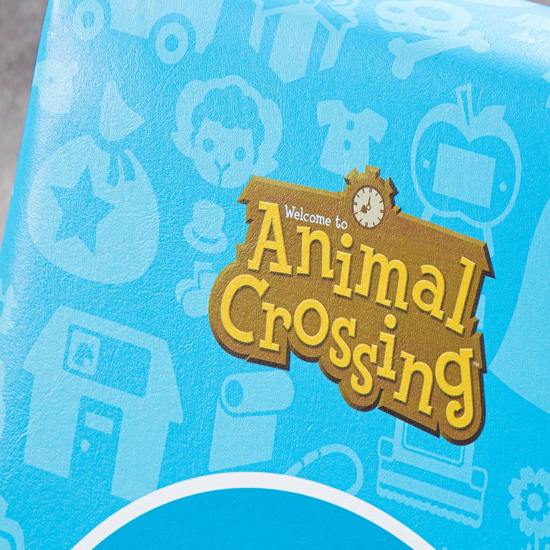 Het Animal Crossing logo staat op een blauw getextureerd oppervlak met vage witte iconen.