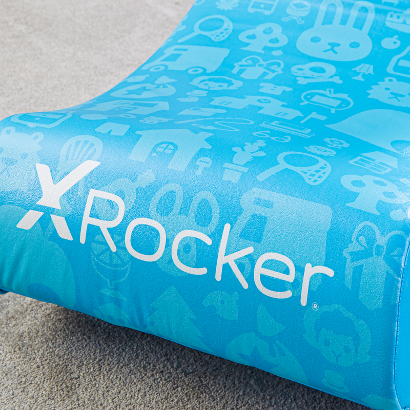 Een blauwe X-Rocker stoel met speelse iconen zoals konijnen, huizen en paddenstoelen.
