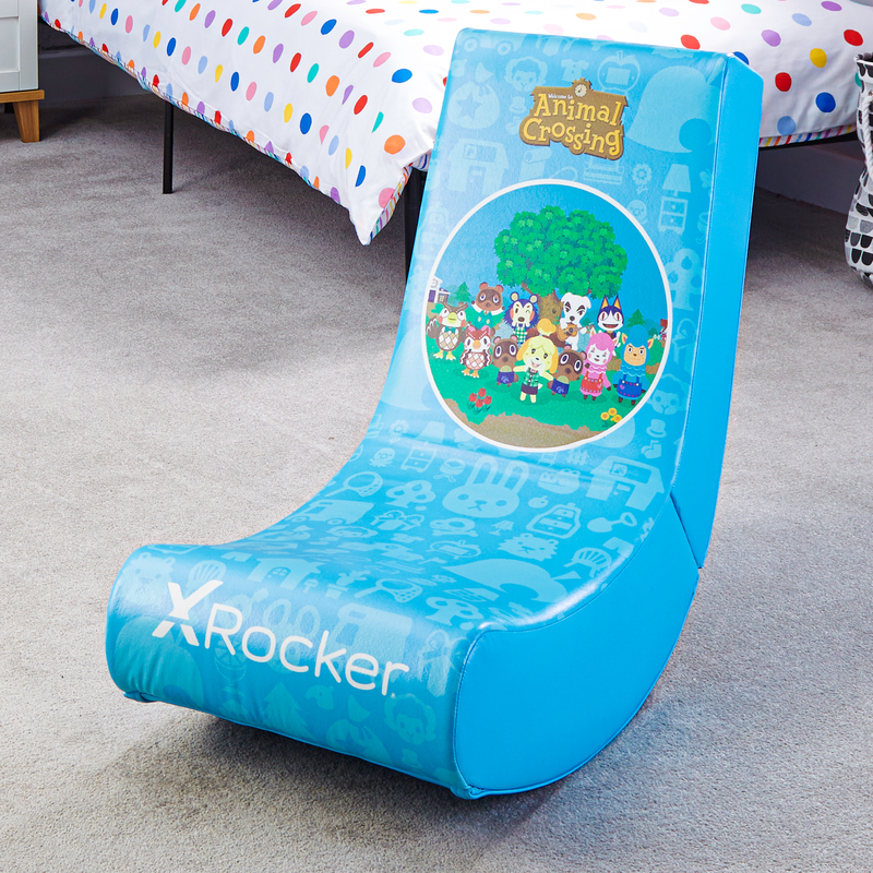 Blauwe X-Rocker stoel met Animal Crossing-personages in een cirkel op de zitting.
