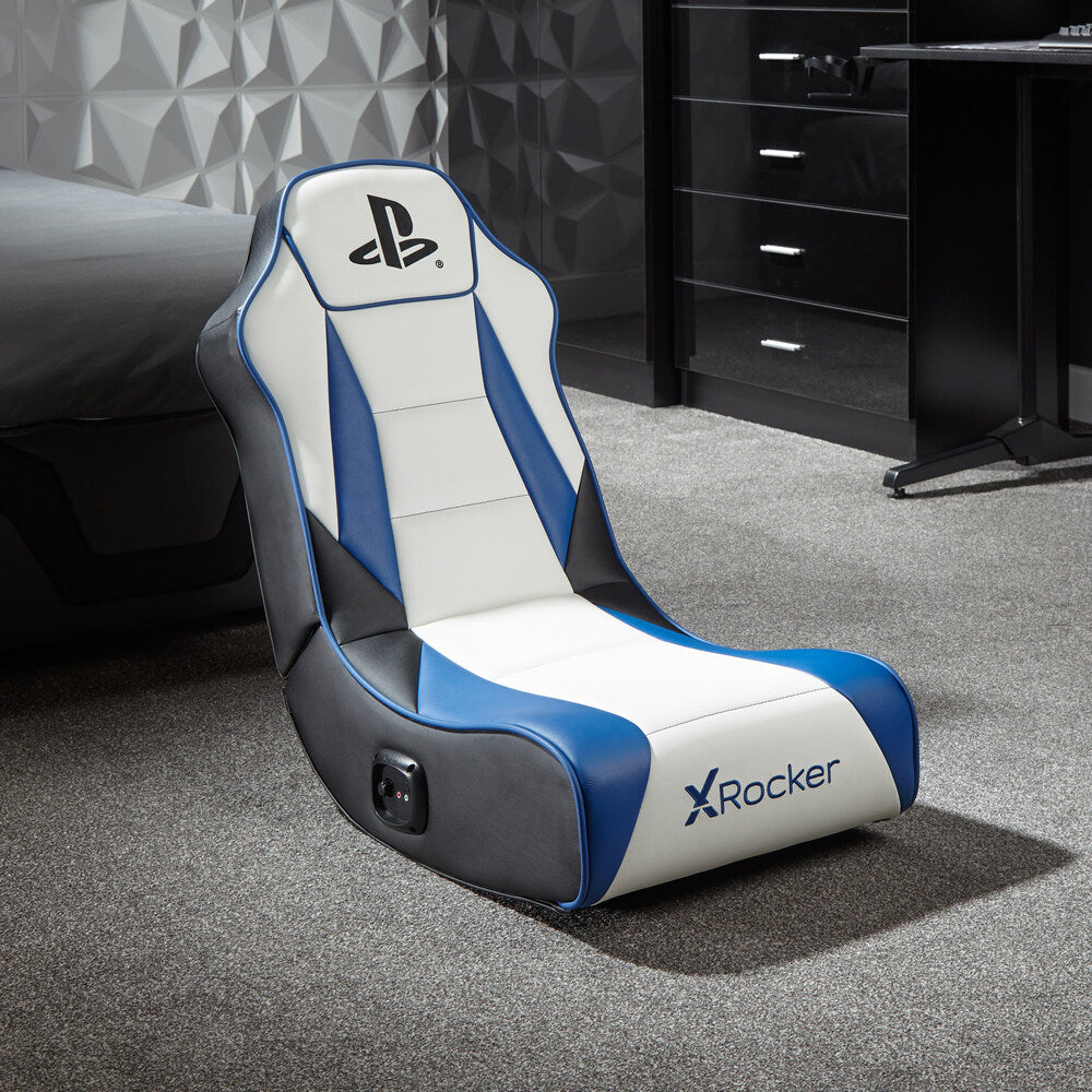 Białe, niebieskie i szare krzesło gamingowe z logo PlayStation i napisem X-Rocker.