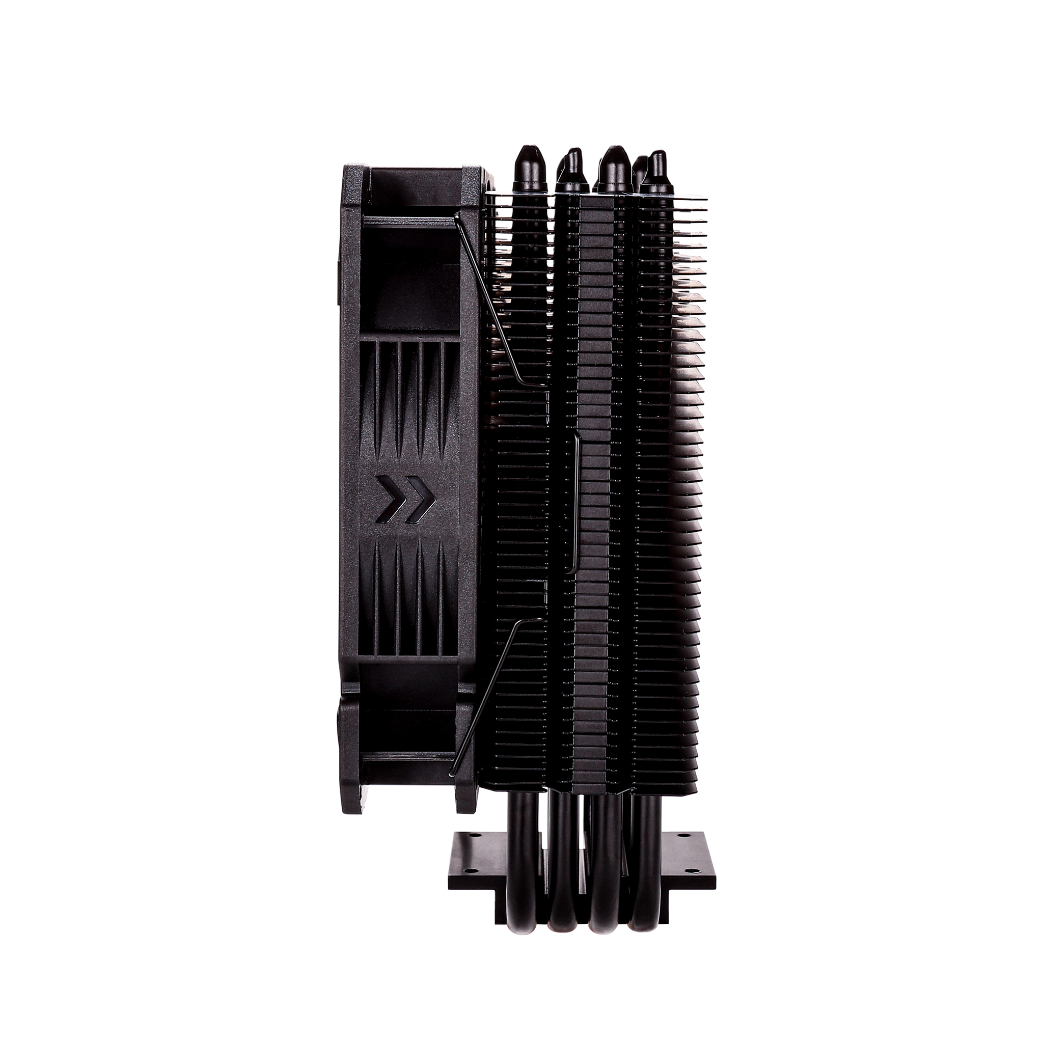 Dissipatore CPU nero con ventola e heatpipe su sfondo bianco.