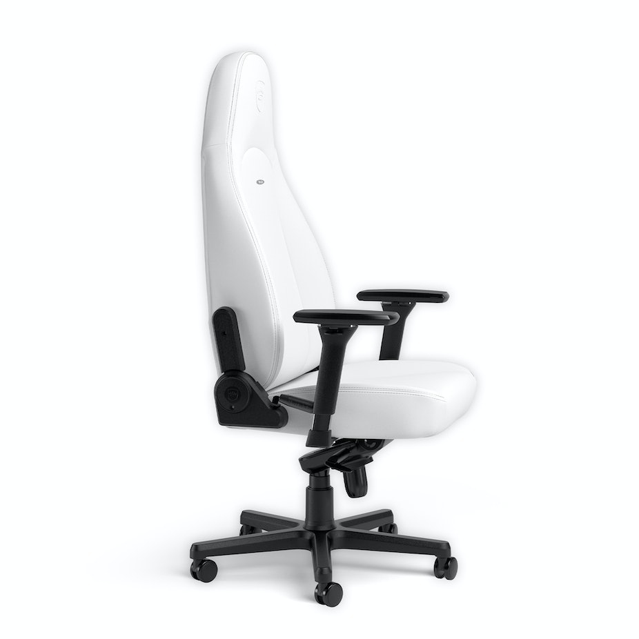 Een witte gamestoel met zwarte accenten, van opzij gezien.