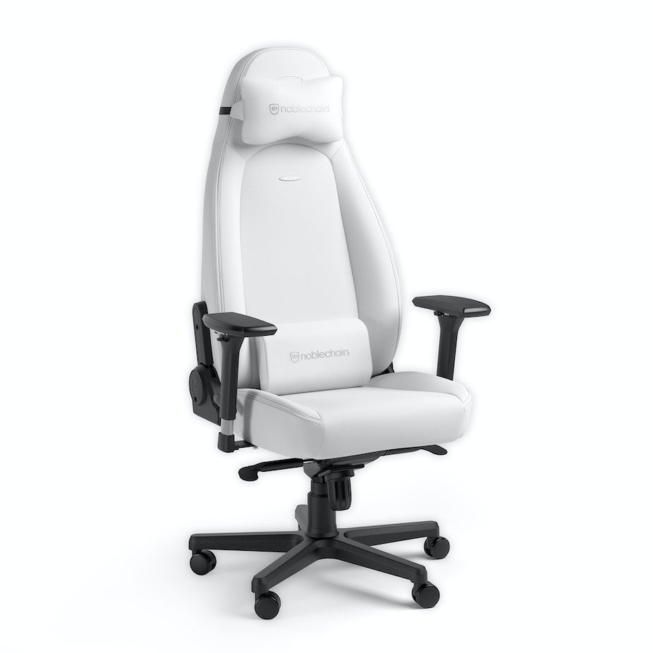 Een witte gamestoel met zwarte accenten en lendenge/hoofdkussens.