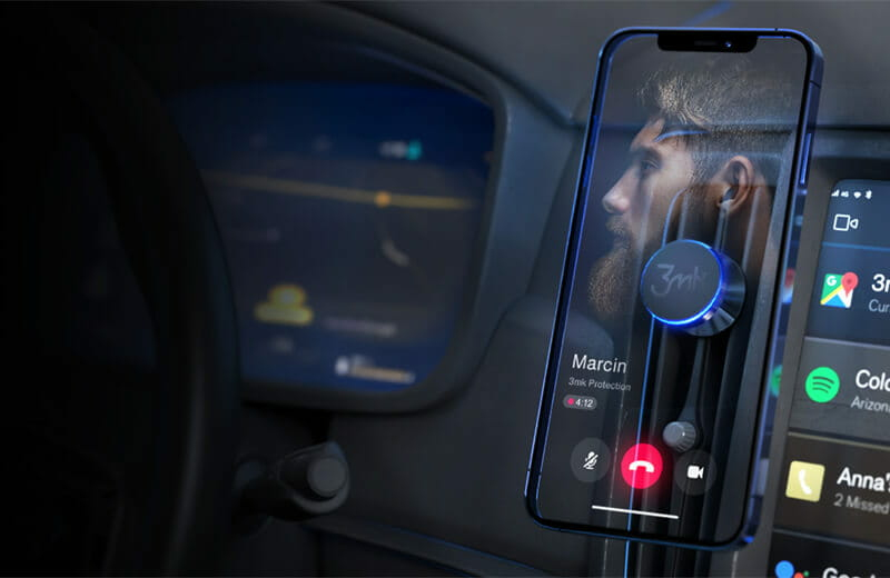 Un smartphone en una videollamada fijado a un soporte de ventilación de coche.