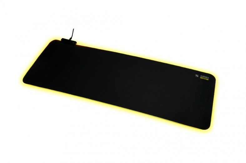 Tappetino per mouse nero con illuminazione LED gialla e cavo su sfondo bianco.