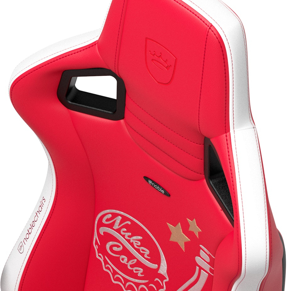 Rode gamestoel met witte accenten en Nuka-Cola logo.