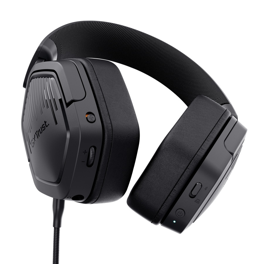 Zwarte over-ear bedrade koptelefoon met microfoon, op witte achtergrond.