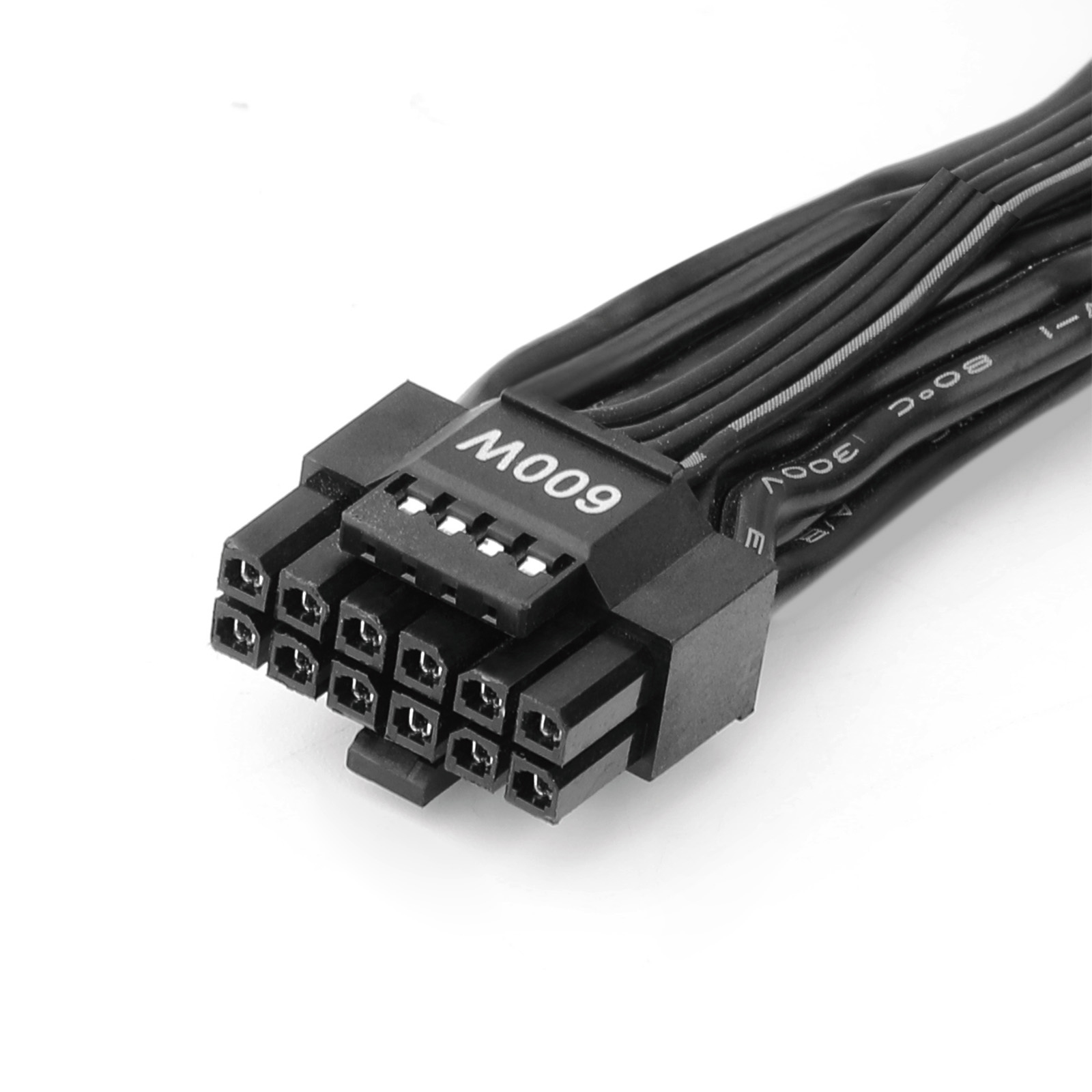 Schwarzes Stromkabel mit 600W-Markierung und mehreren Pins.