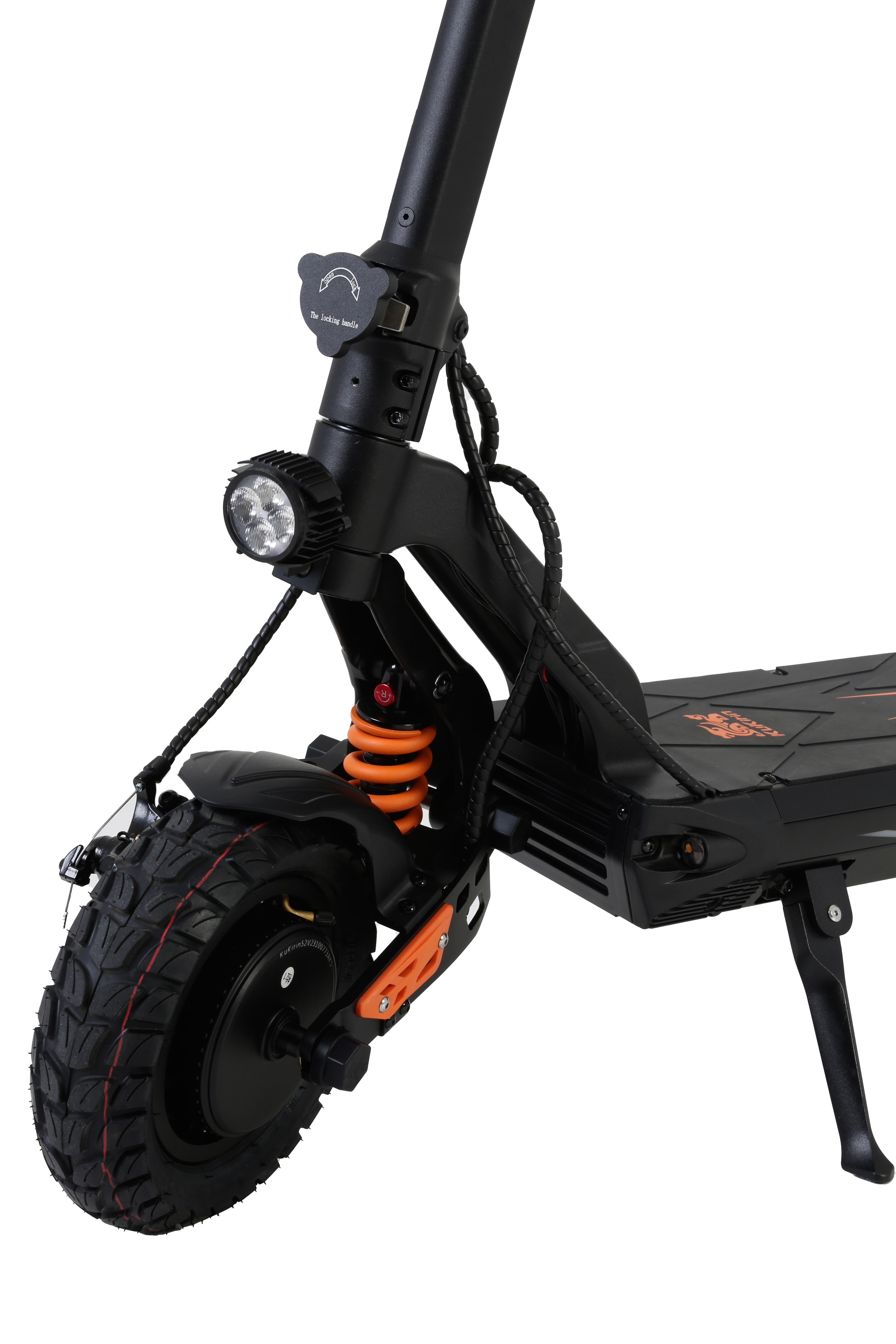 Ein schwarzer Elektroroller mit orangefarbener Federung und LED-Scheinwerfer.