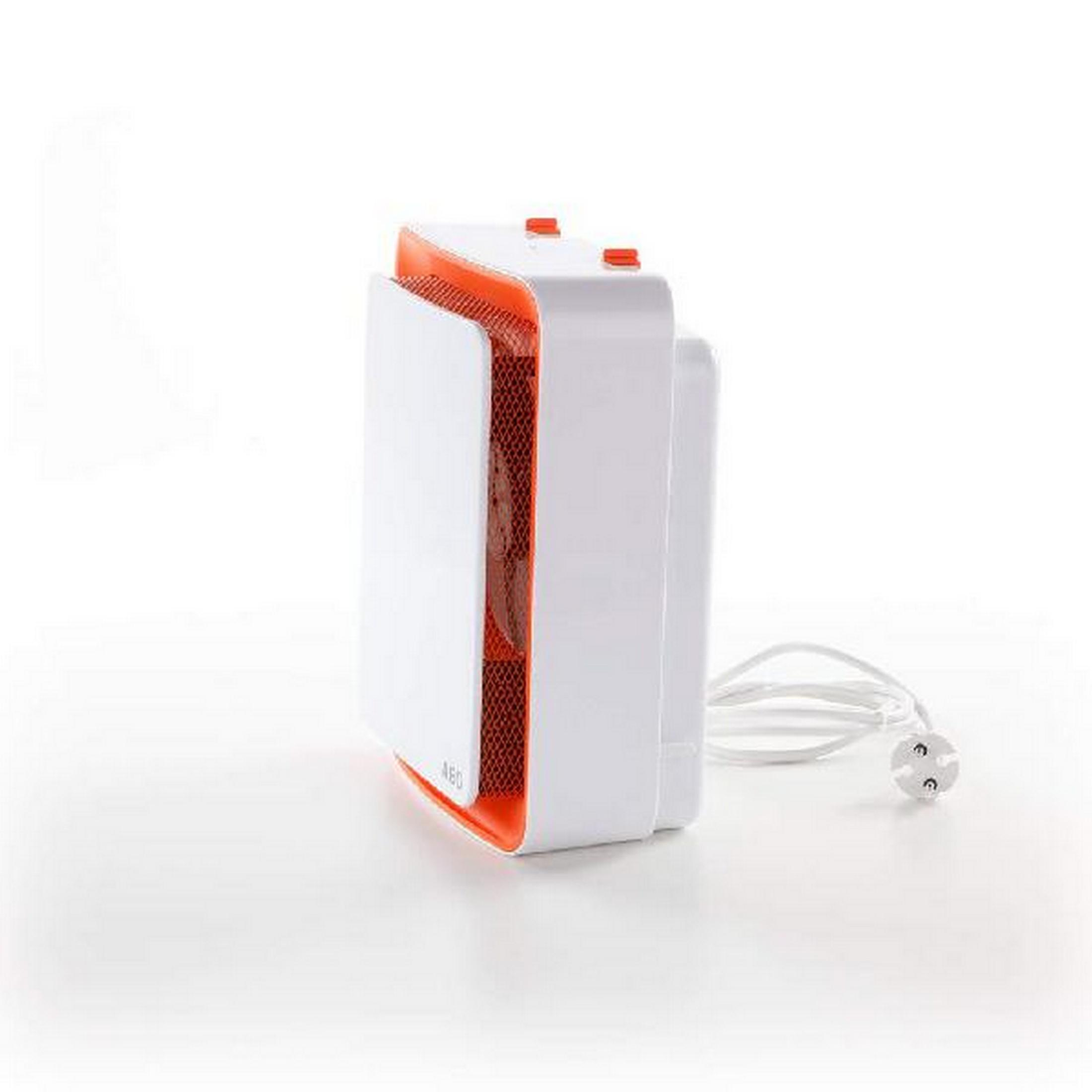 Un ventilador blanco y naranja con cable y enchufe sobre fondo blanco.