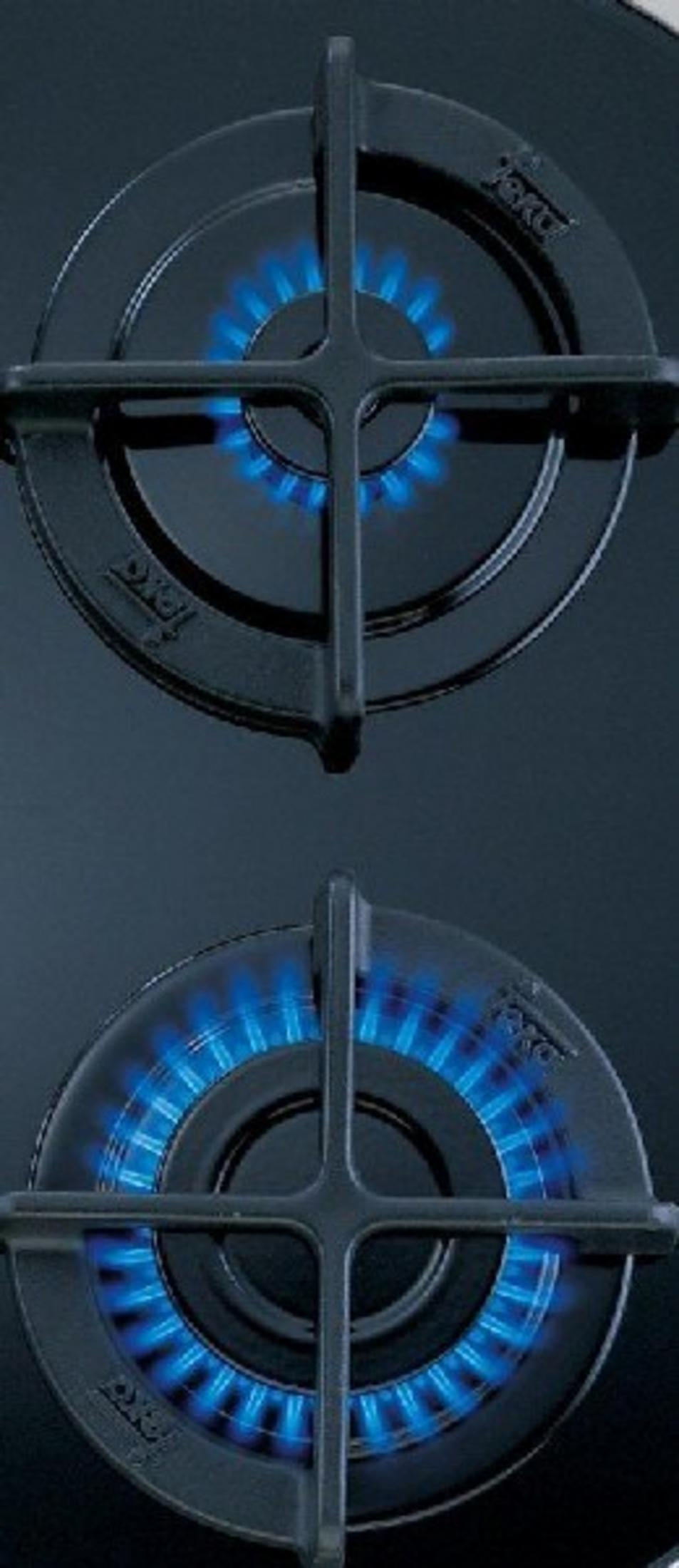 Dos quemadores de gas en una placa negra con llamas azules.