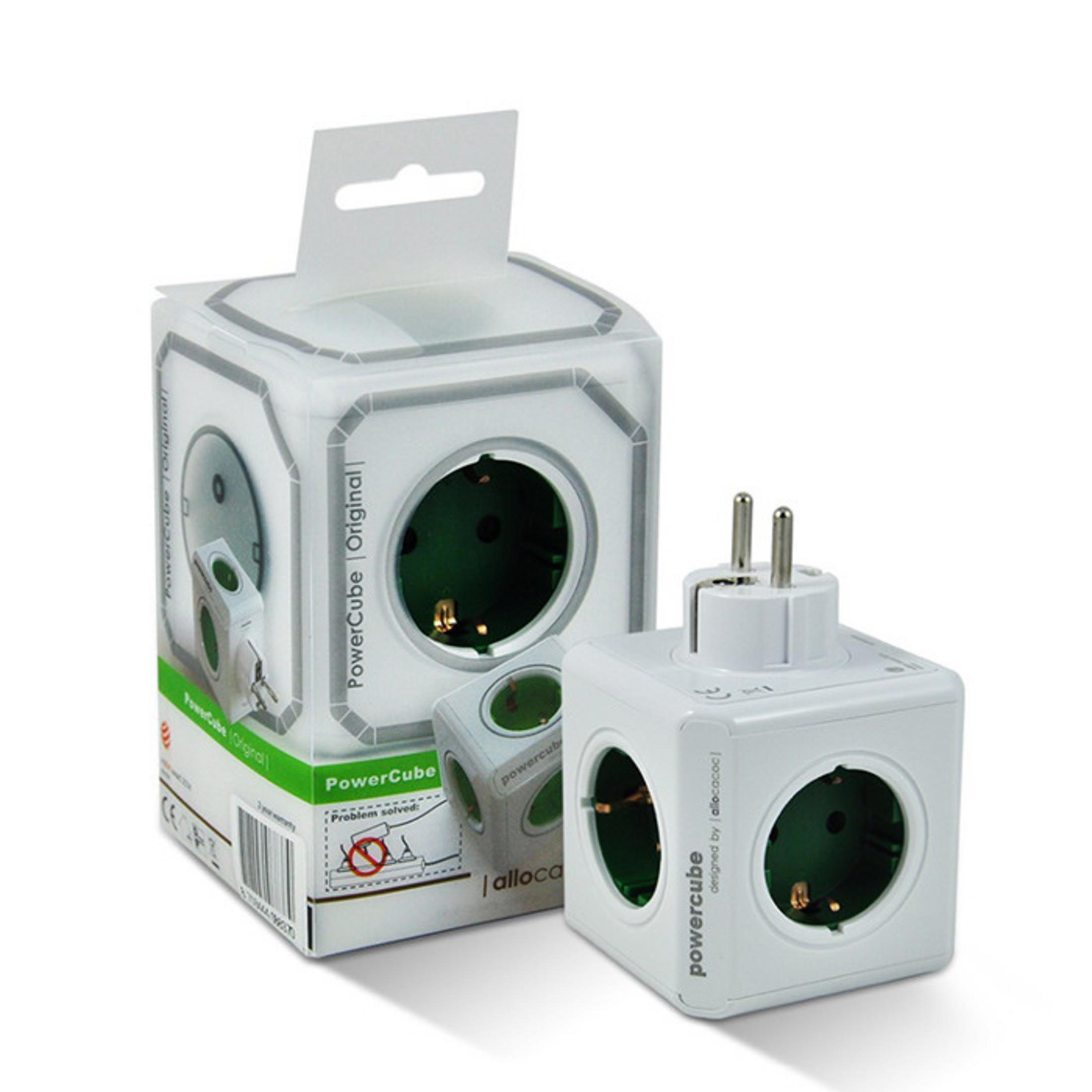 Se muestra un PowerCube blanco con tres enchufes y un conector junto a su embalaje.