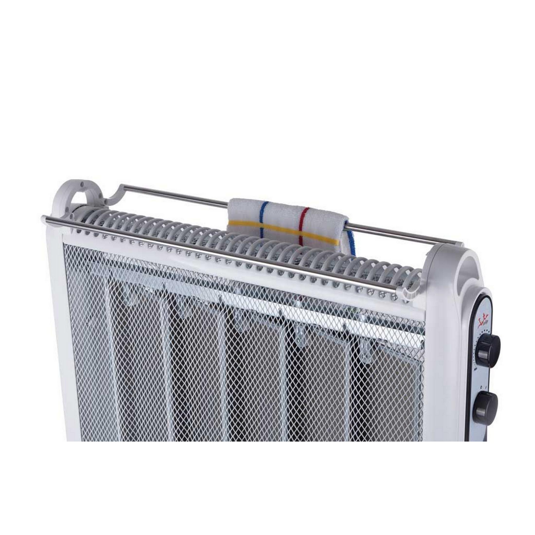 Ein weißer Radiator mit Handtuchstange und gestreiftem Handtuch.