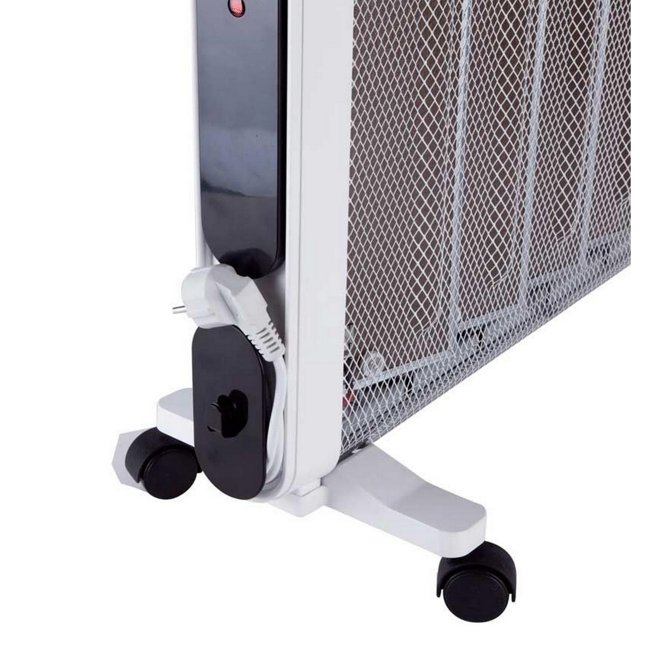 Ein weißer Ölradiator auf Rädern mit einem schwarzen Kabelhalter und Stecker.