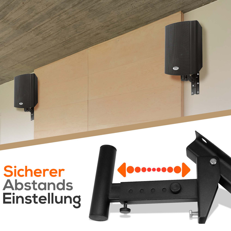 Schwarze Lautsprecher an Wandhalterungen über Holzverkleidung.