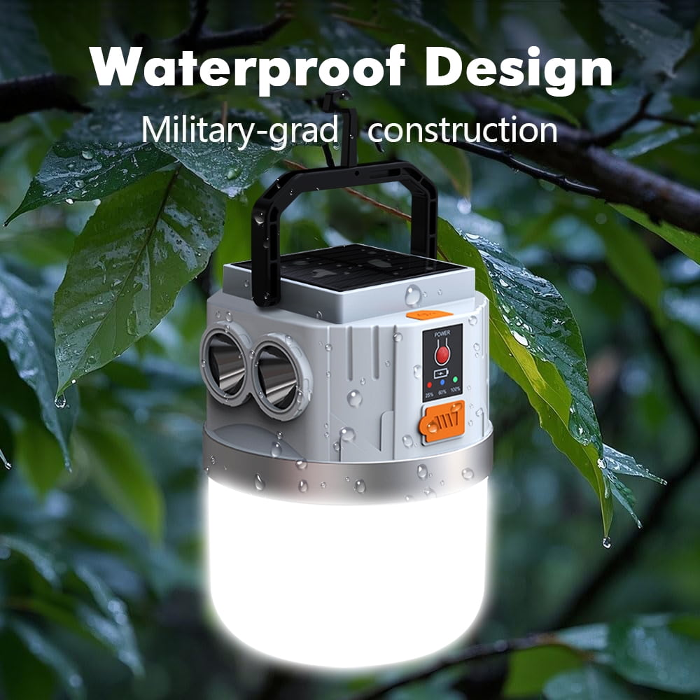 Eine weiße Solar-Campinglaterne mit zwei Lichtern hängt an einem Ast. Wasser tropft.