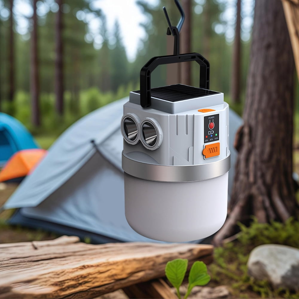 Eine Laterne mit Solarpaneel hängt vor Zelten im Wald.