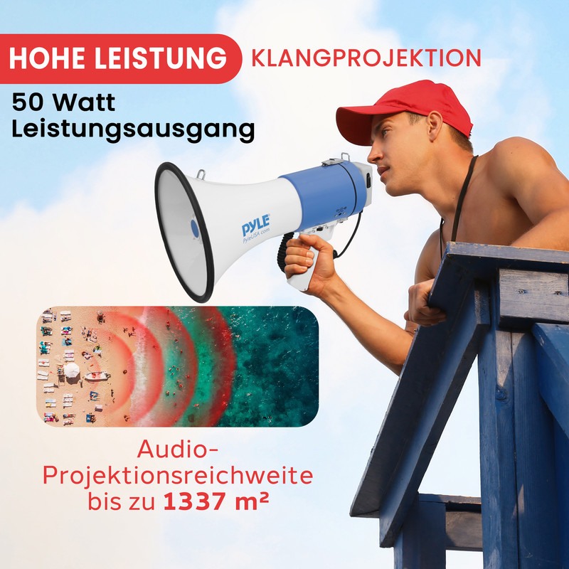 Mann mit Megafon auf einer Rettungsschwimmerplattform, Strand und Meer im Hintergrund.