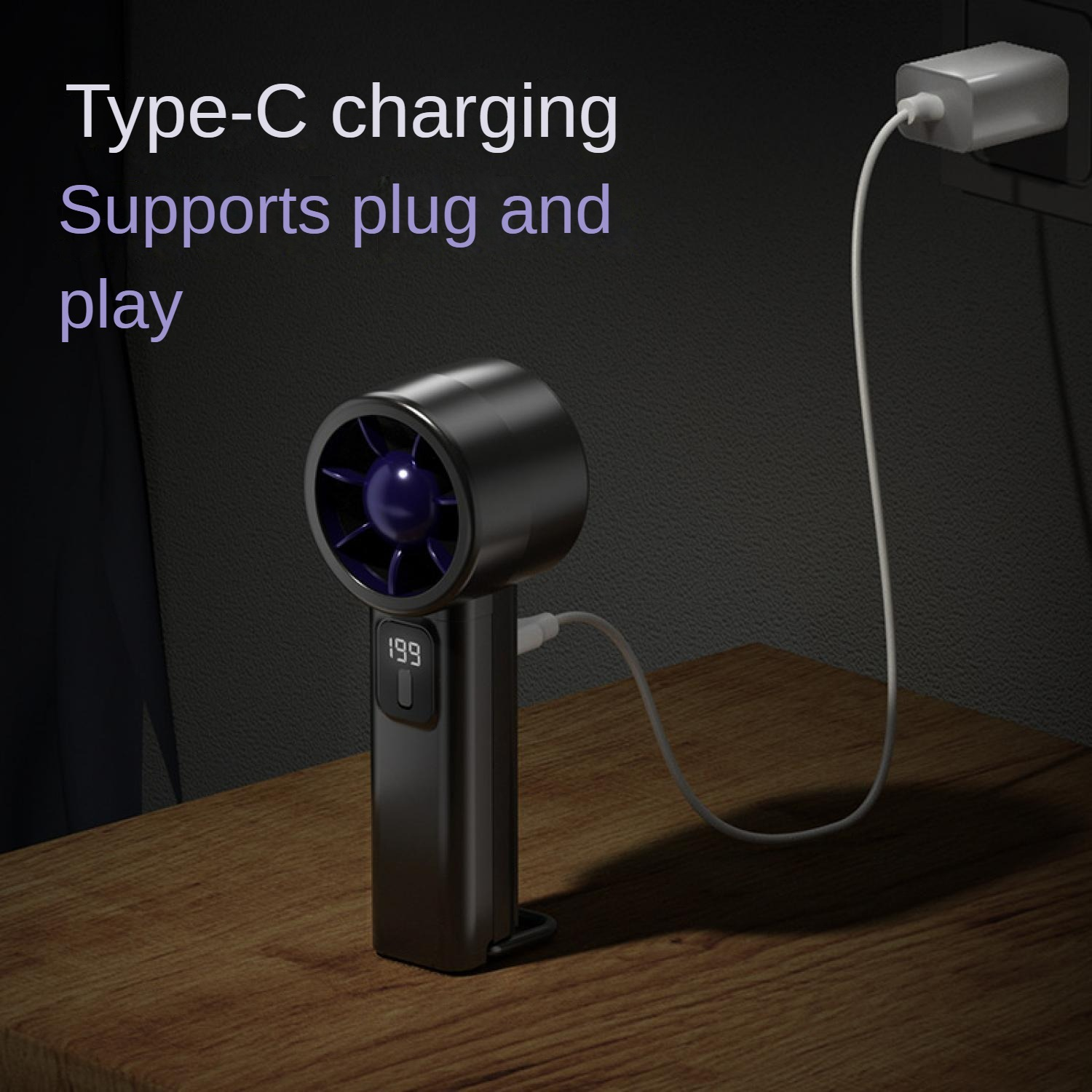 Ein schwarzer Ventilator mit blauem Lüfterblatt wird über USB-C geladen.