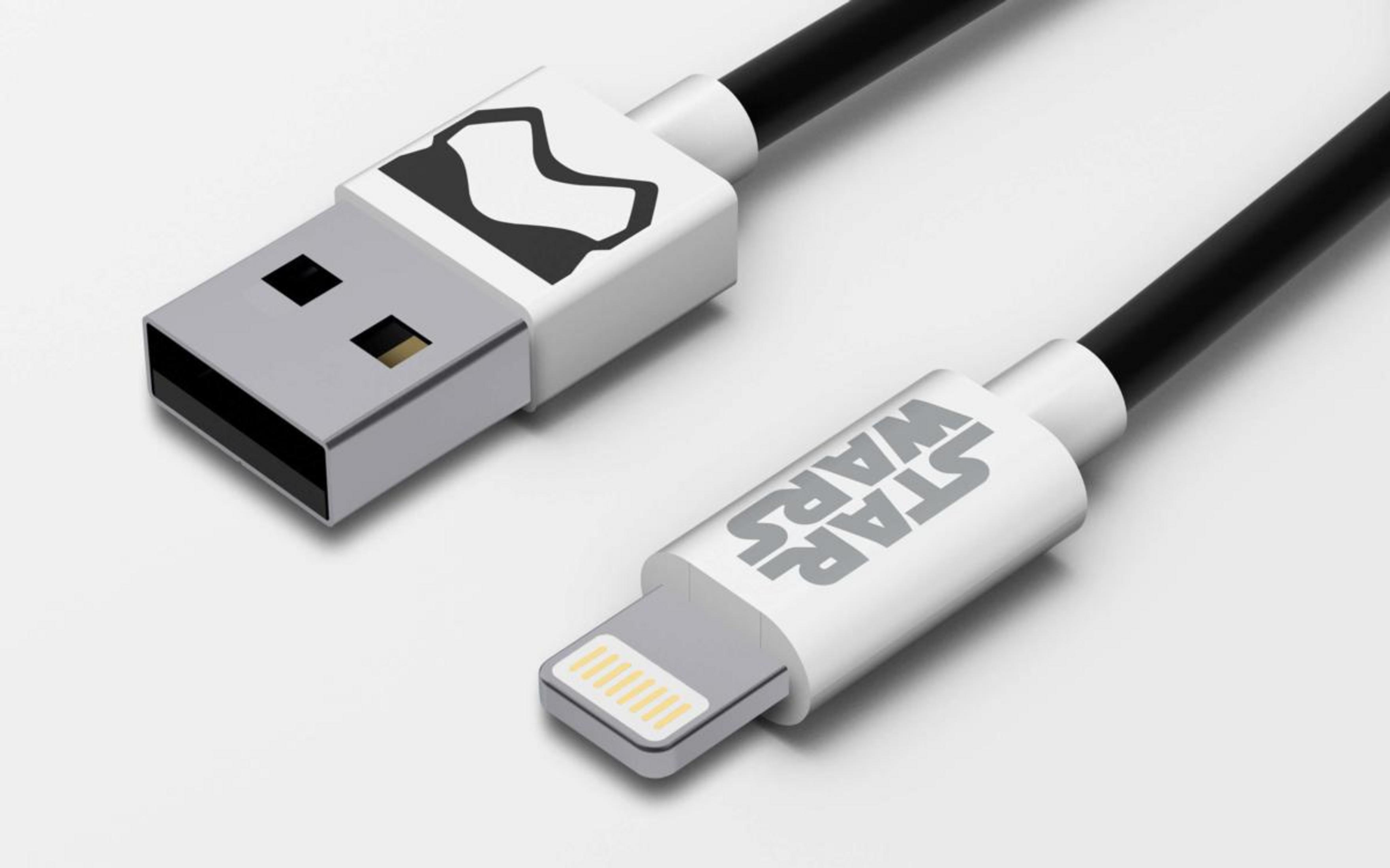 Un cavo USB-A e un cavo Lightning a tema Star Wars su sfondo bianco.