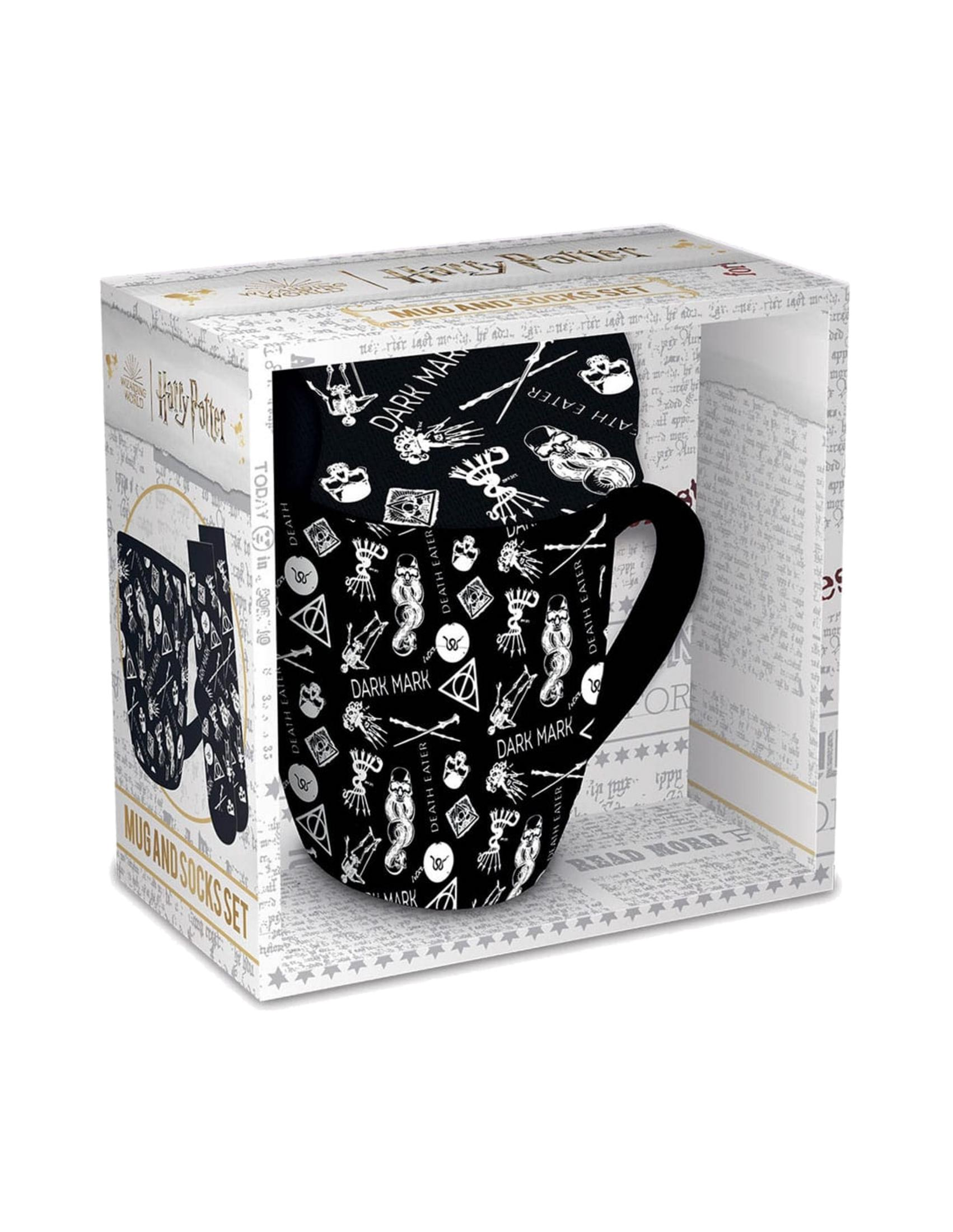 Set de taza y calcetines de Harry Potter en caja negra con símbolos de Mortífago.