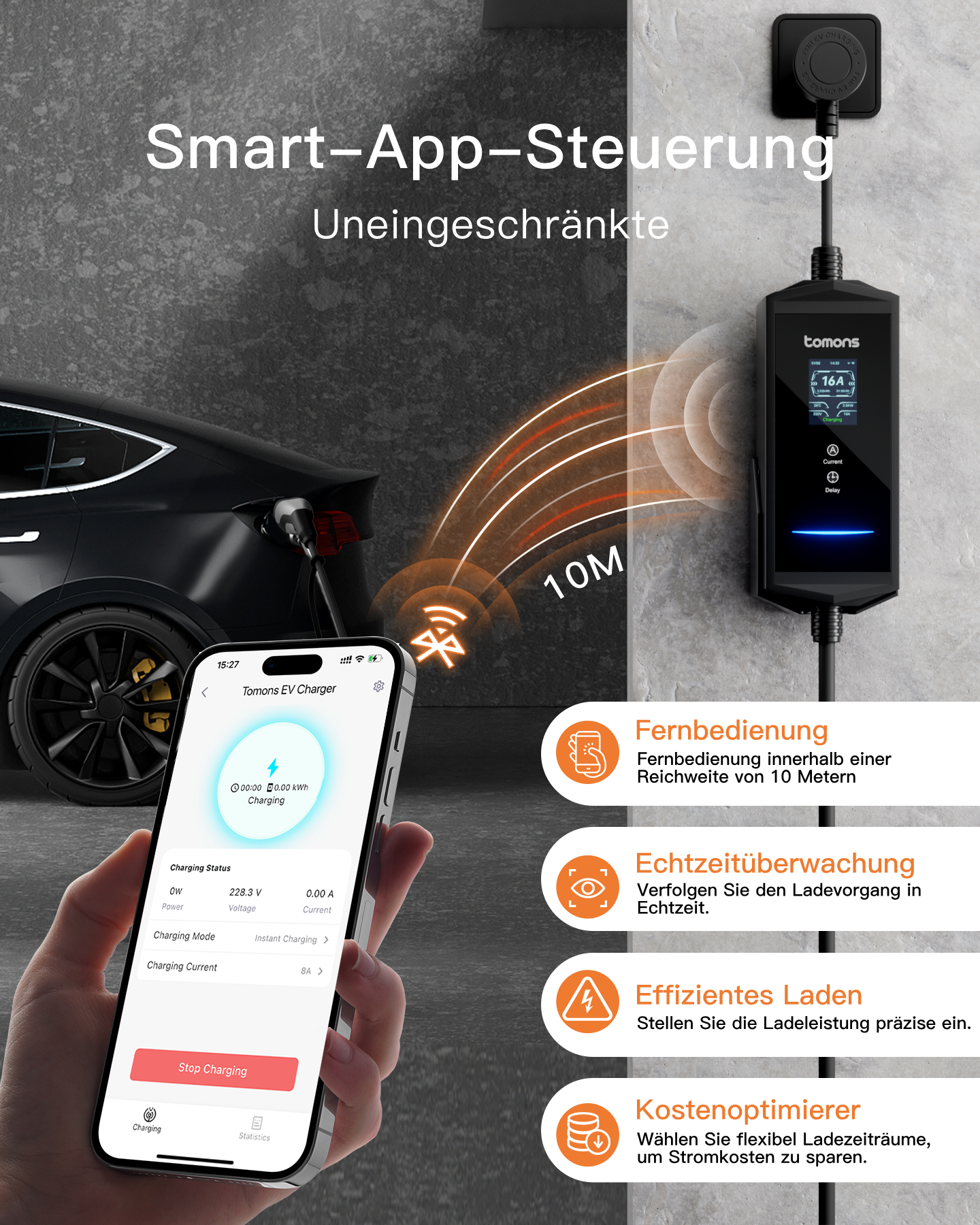 Ein schwarzes Elektroauto wird geladen, gesteuert über eine App auf einem Smartphone.