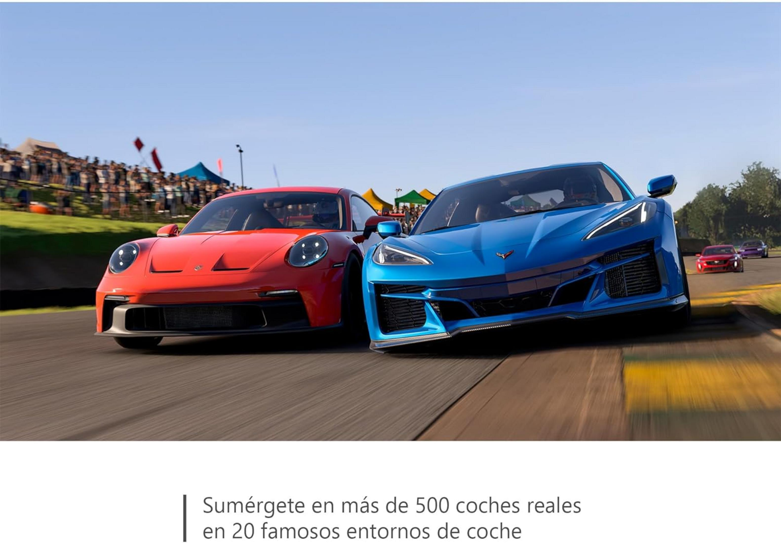 Coches deportivos rojos y azules compiten en una pista con público.