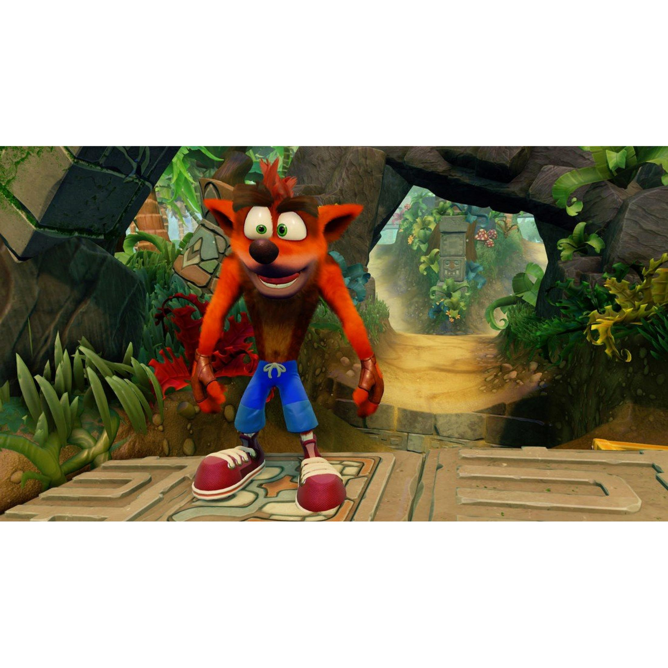Crash Bandicoot si trova in un lussureggiante ambiente giungla con sentieri di pietra e piante.