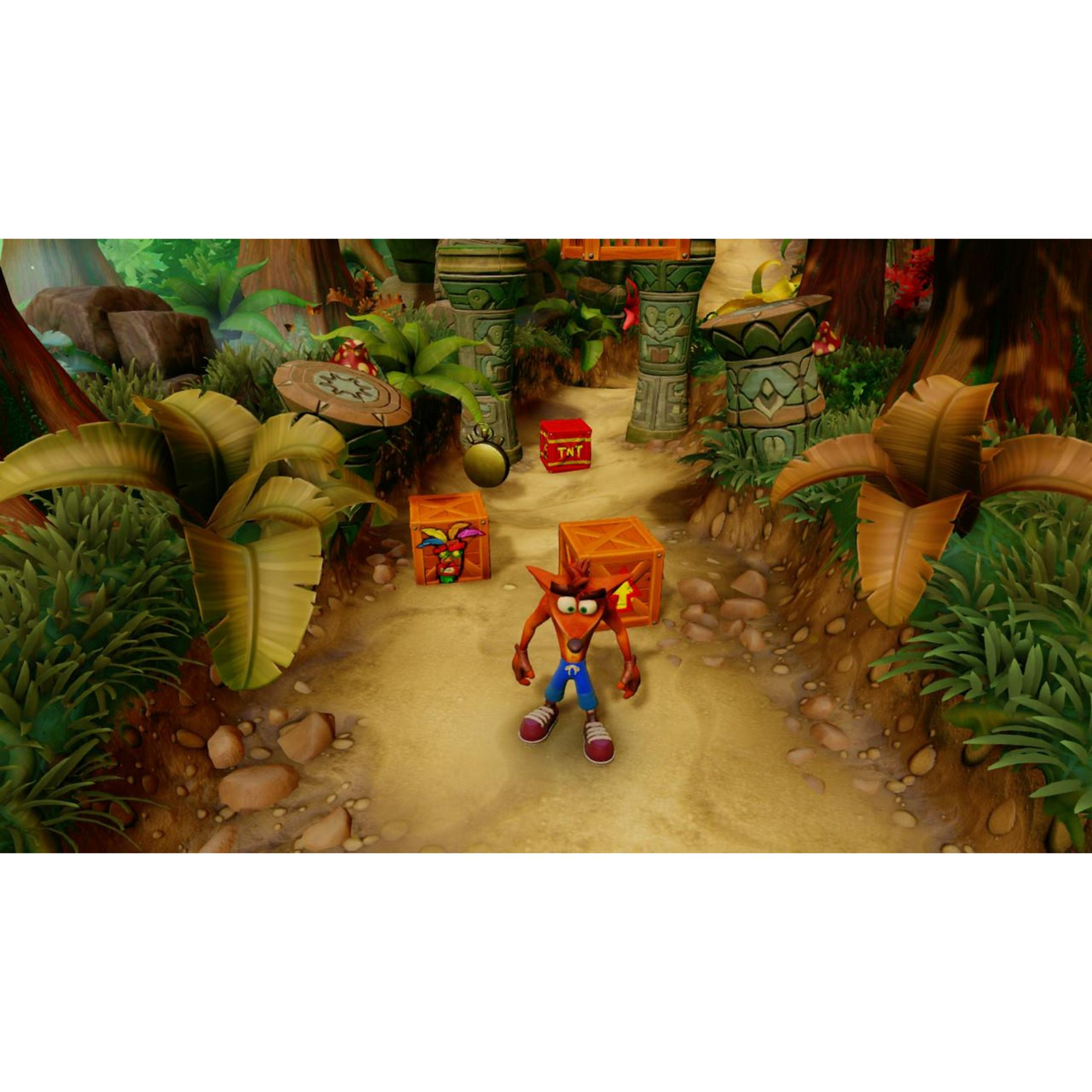 Crash Bandicoot è su un sentiero con casse e piante.