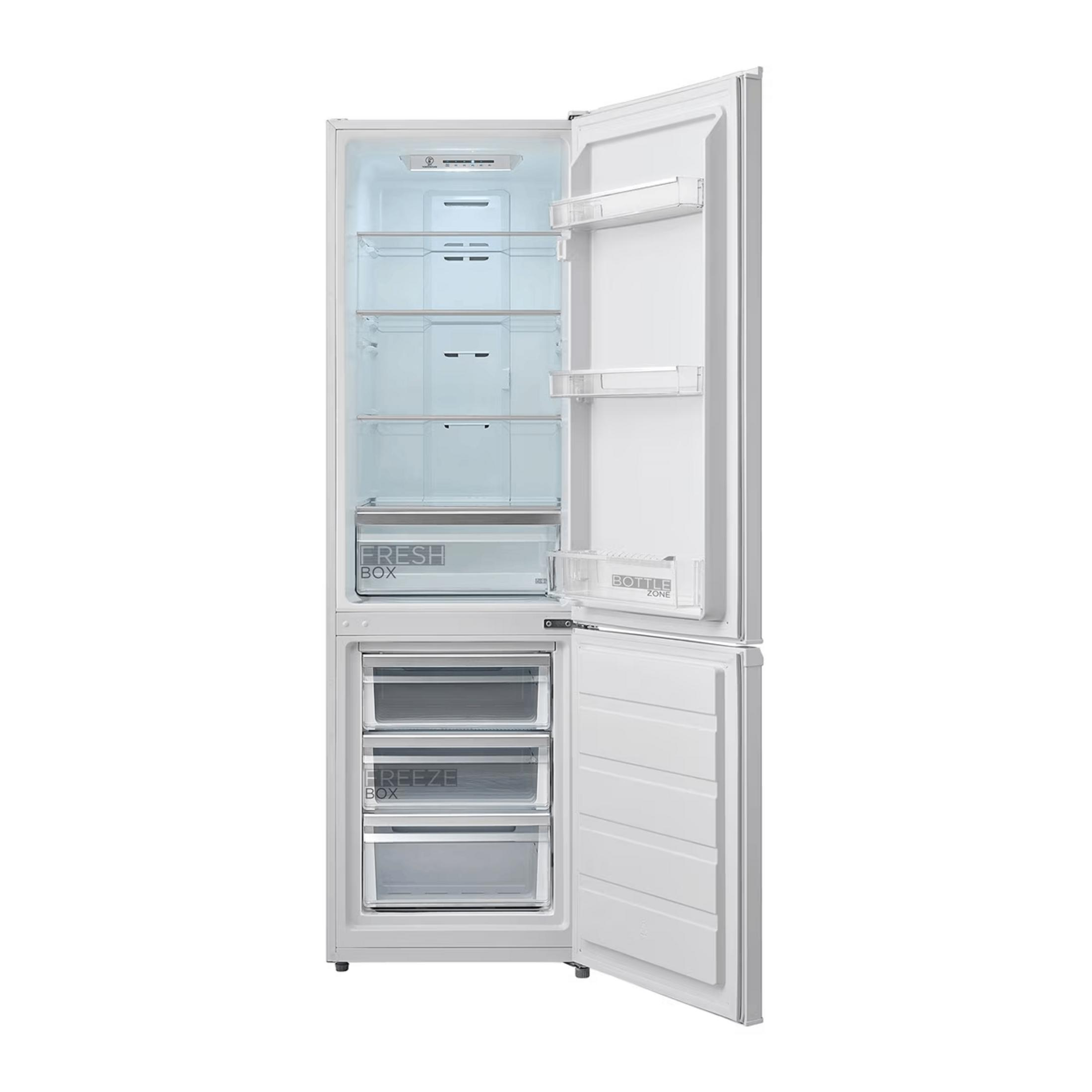Un refrigerador blanco con la puerta abierta, mostrando estantes y cajones vacíos.