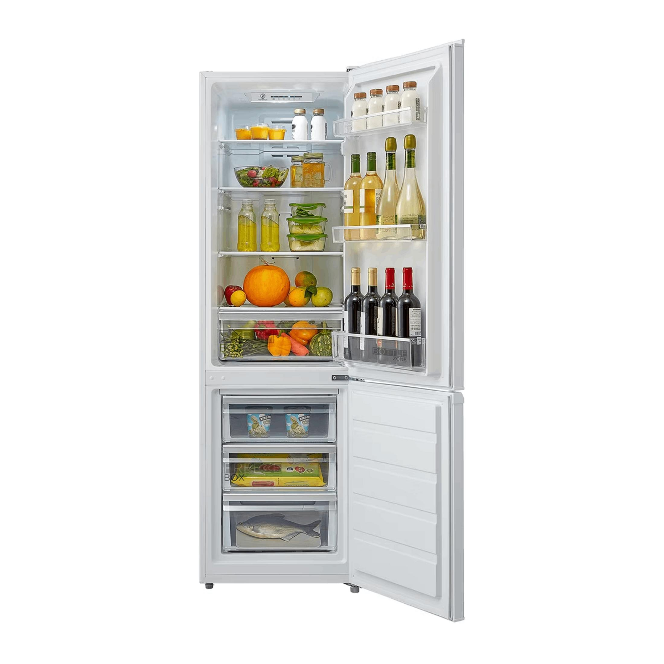 Un refrigerador blanco abierto lleno de comida: verduras, frutas, botellas y pescado.
