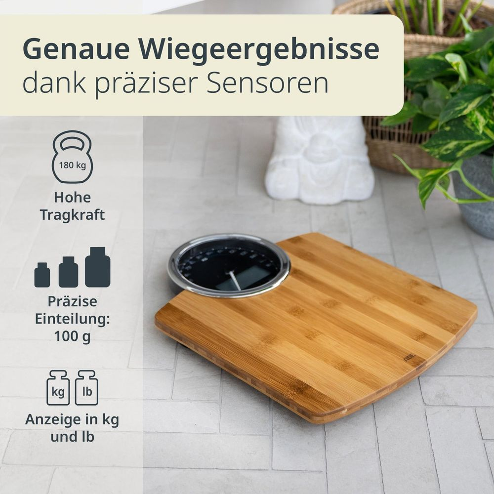 Eine digitale Personenwaage aus Bambus mit schwarzem Zifferblatt und silbernem Rand.