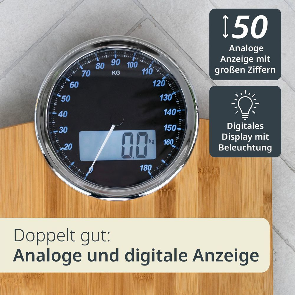 Eine Personenwaage mit analoger und digitaler Anzeige auf Holzoberfläche.