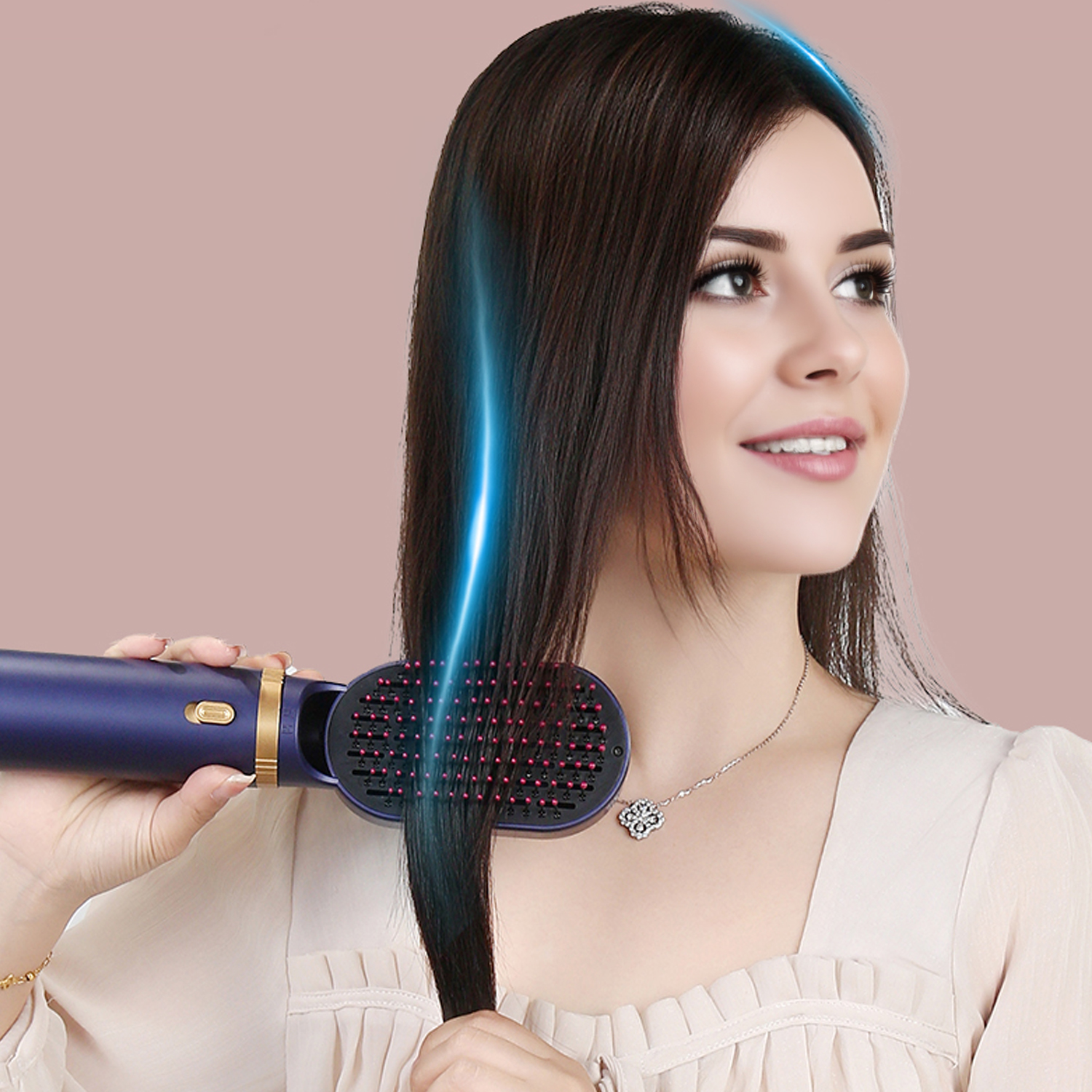 Frau mit dunklem Haar kämmt ihr Haar mit einem blauen Glätteisen.