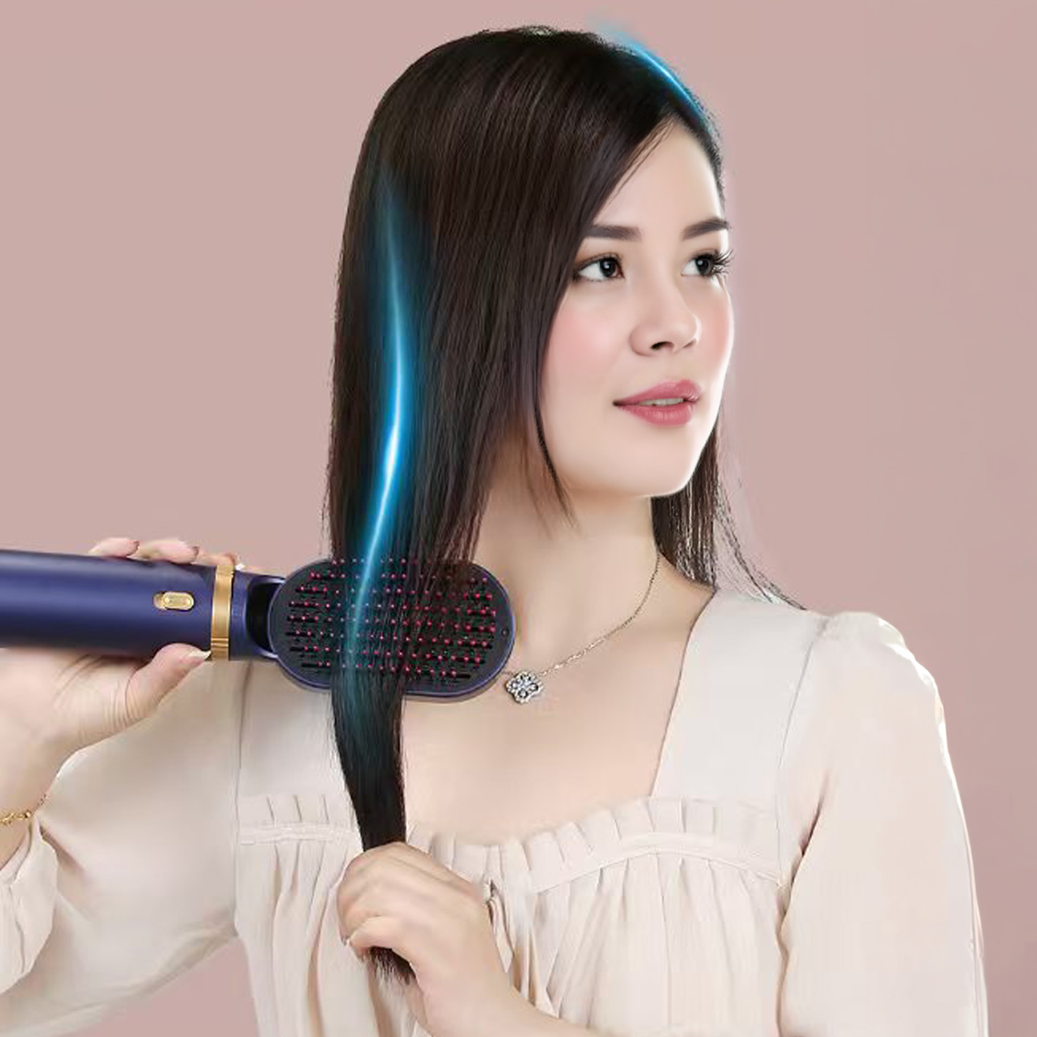 Frau benutzt eine blaue Haarglättungsbürste für ihr dunkles Haar. Neonblaues Licht folgt ihrem Haar.