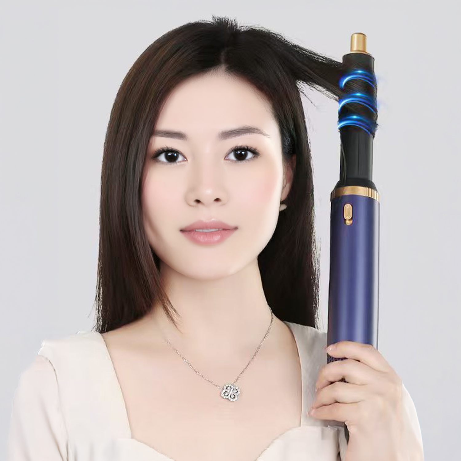 Eine Frau mit langen dunklen Haaren benutzt einen blauen automatischen Lockenstab.