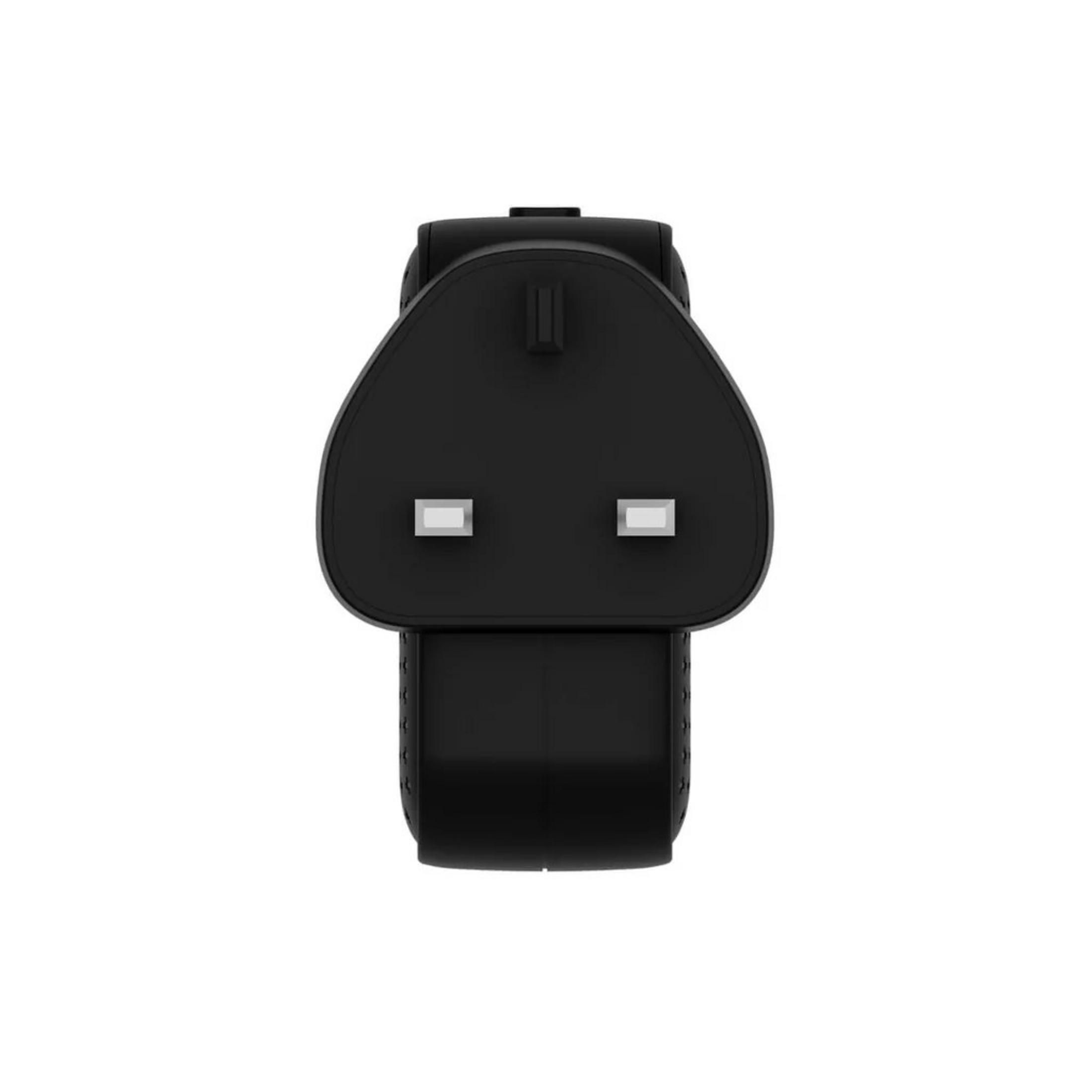 Un adaptador de corriente británico negro con dos clavijas rectangulares y una clavija de tierra superior.
